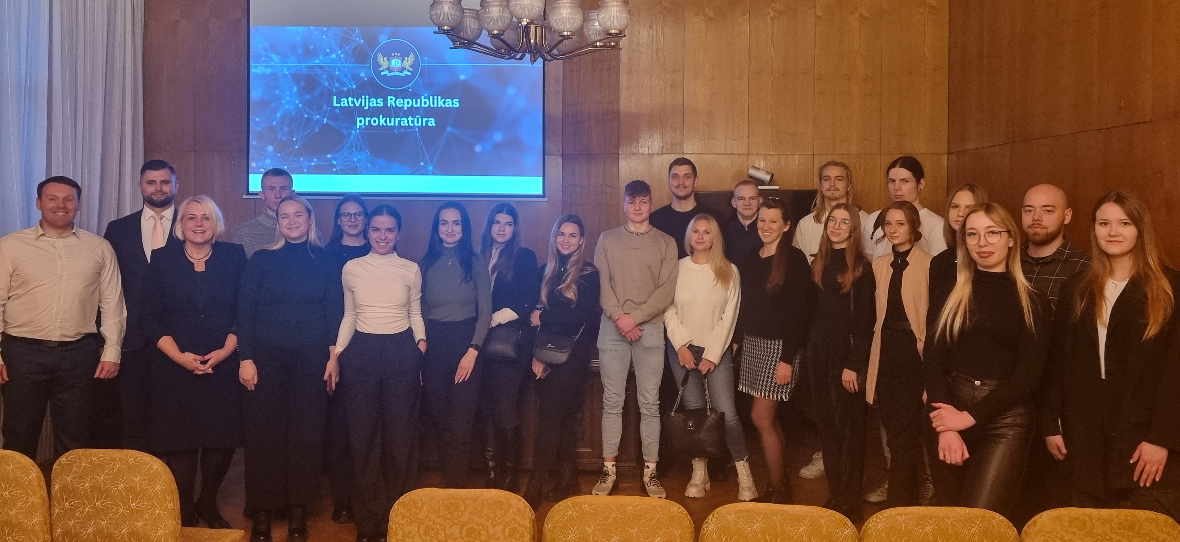 Studenti iepazīst prokuratūras darba ikdienu