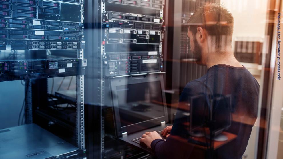 Attēls: Latvija: Aizdomās par 1,5 miljonu eiro izkrāpšanu IT iepirkumos aizturēti 20 aizdomās turētie 