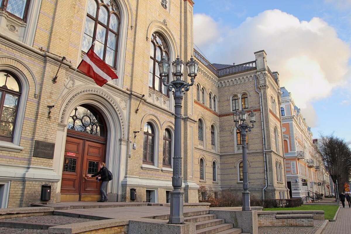 Attēls: Tiesai nosūtīta lieta saistībā ar pabalstu nelikumīgu izmaksu Latvijas Universitātē