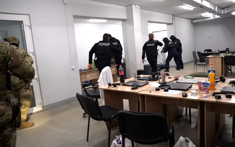 Ukrainā likvidēti krāpnieciski zvanu centri