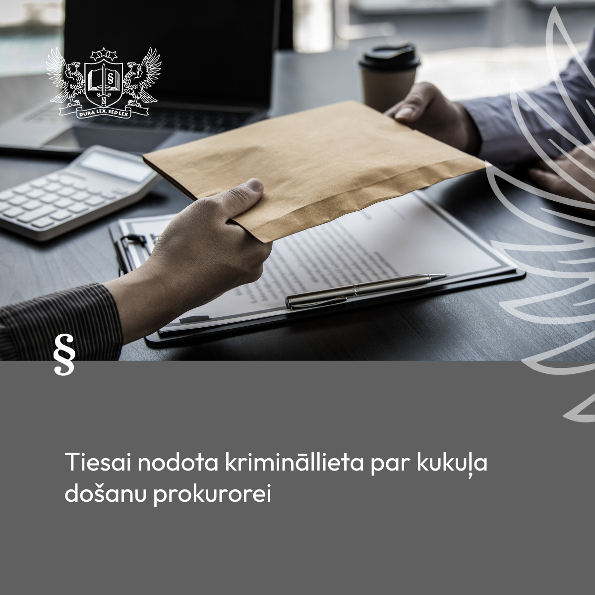 Attēlā tiek nodota aploksne citai personai. Attēla avots: Canva