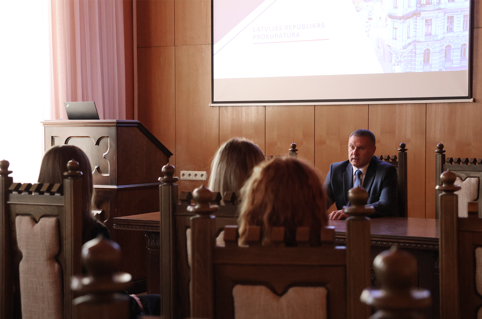 Studenti iepazīst prokuratūras darba ikdienu