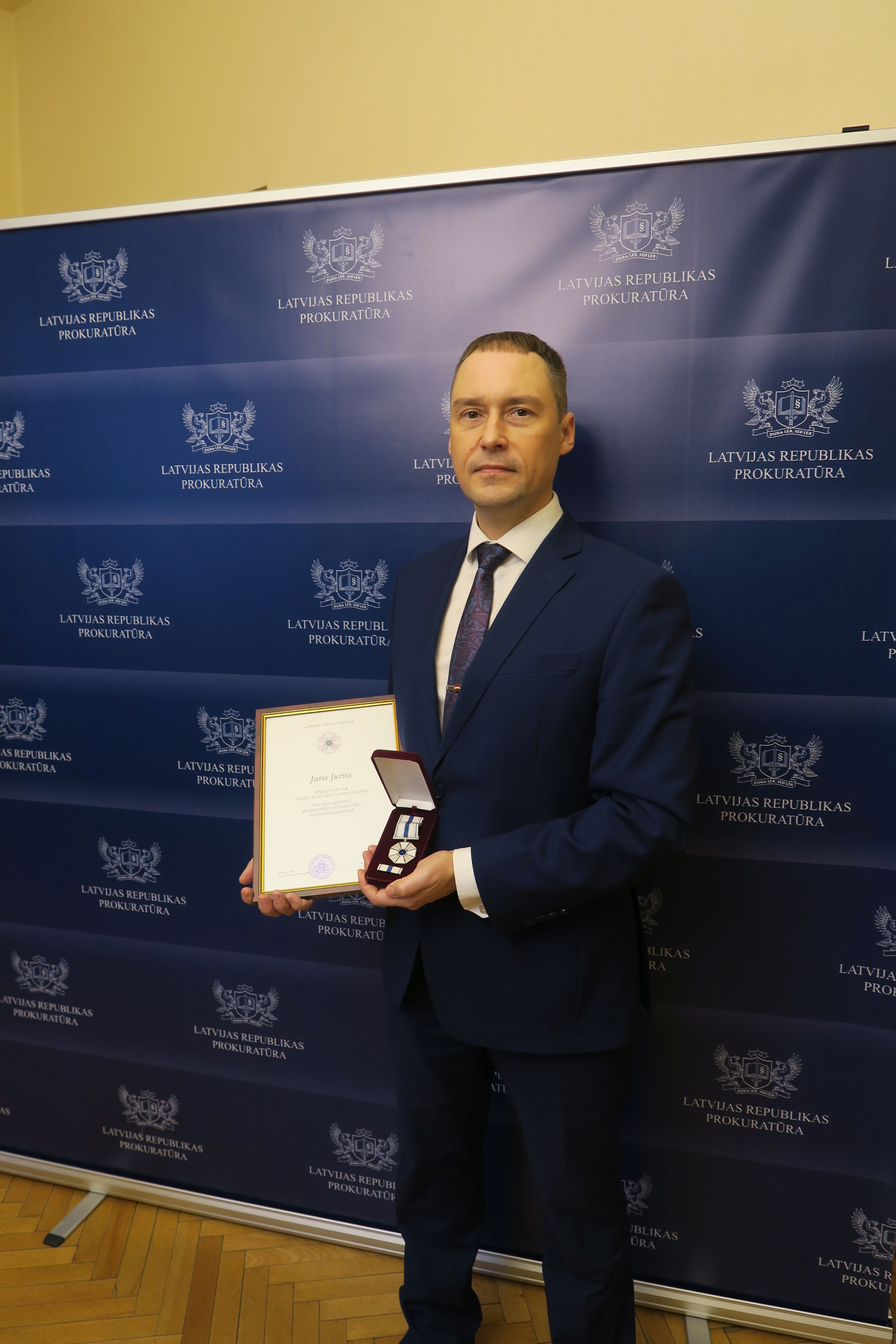 Ģenerālprokuratūras Krimināltiesiskā departamenta Sevišķi svarīgu lietu izmeklēšanas nodaļas prokurors Juris Juriss saņem Valsts policijas apbalvojumu