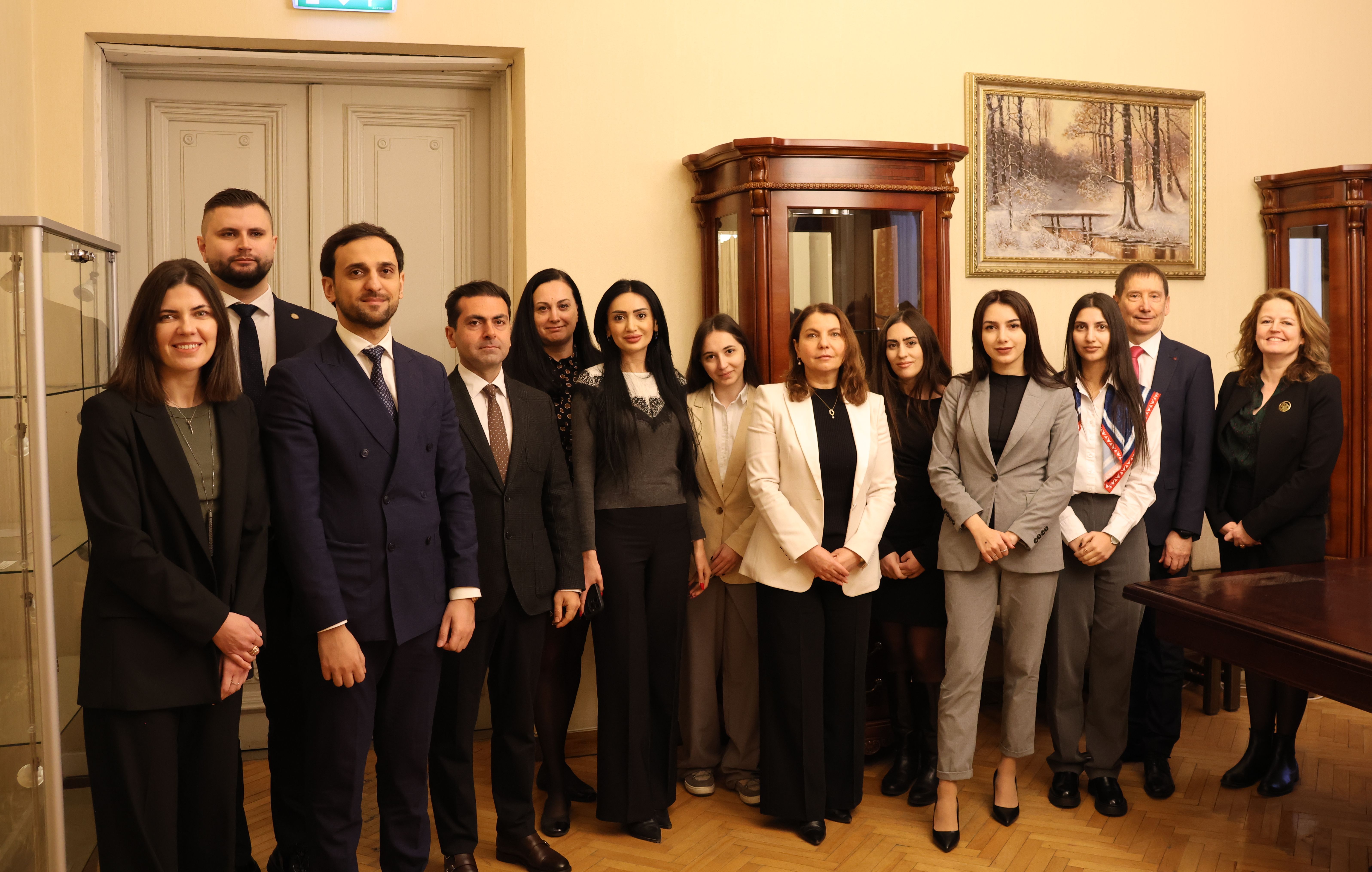 Armēnijas delegācija iepazīst Latvijas pieredzi likumdošanas izstrādē un efektīvā sadarbībā ar Starptautiskās Krimināltiesas struktūrām