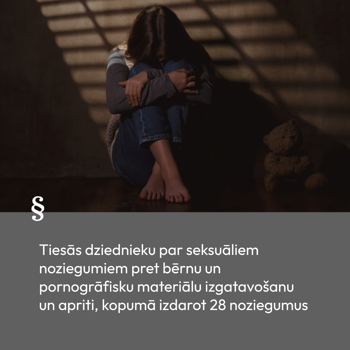 Attēlā redzama meitene aptumšotā telpā, kura paslēpusi seju 