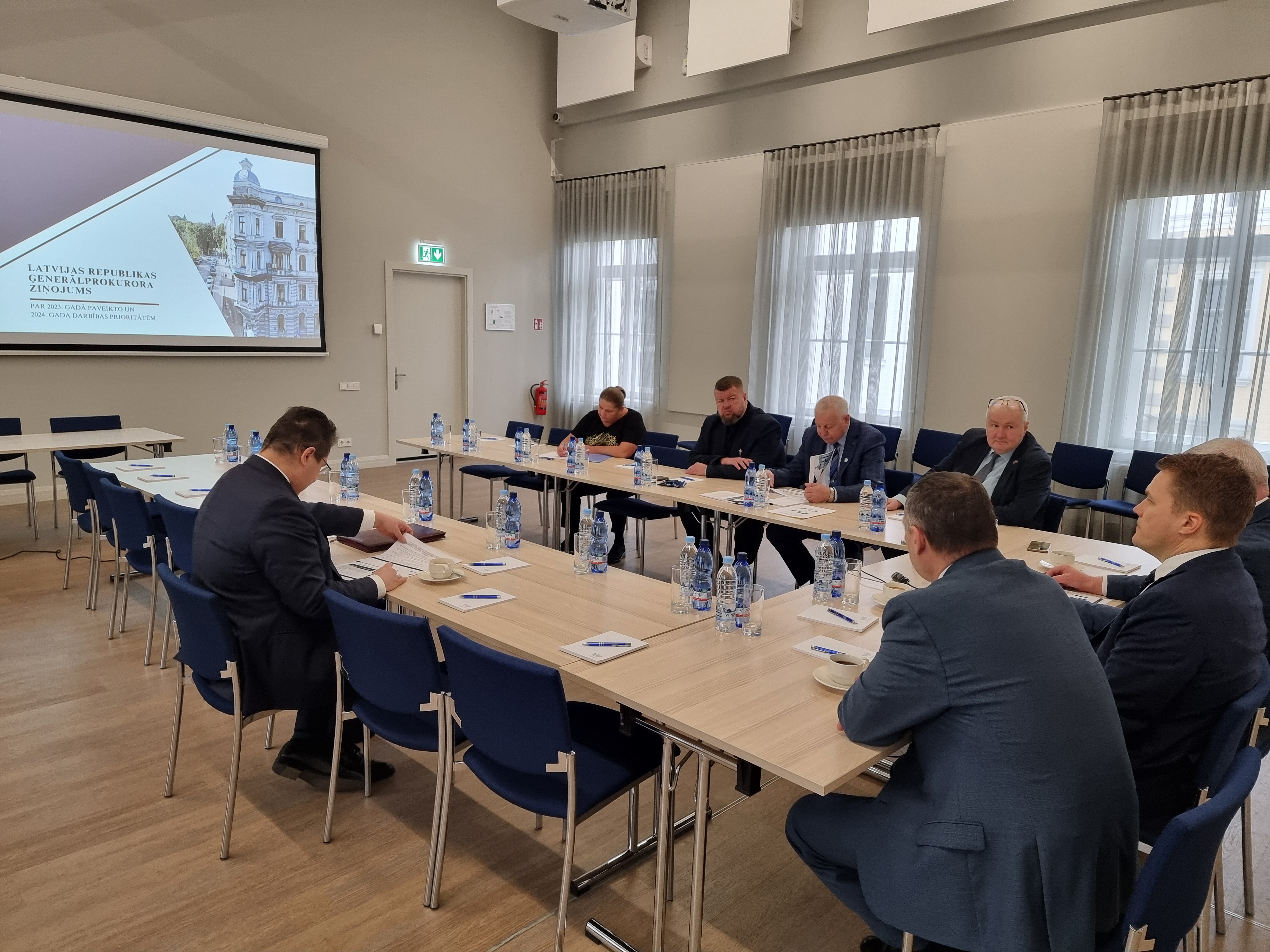 Saeimas Aizsardzības, iekšlietu un korupcijas komisija izbraukuma sēdi aizvada prokuratūrā