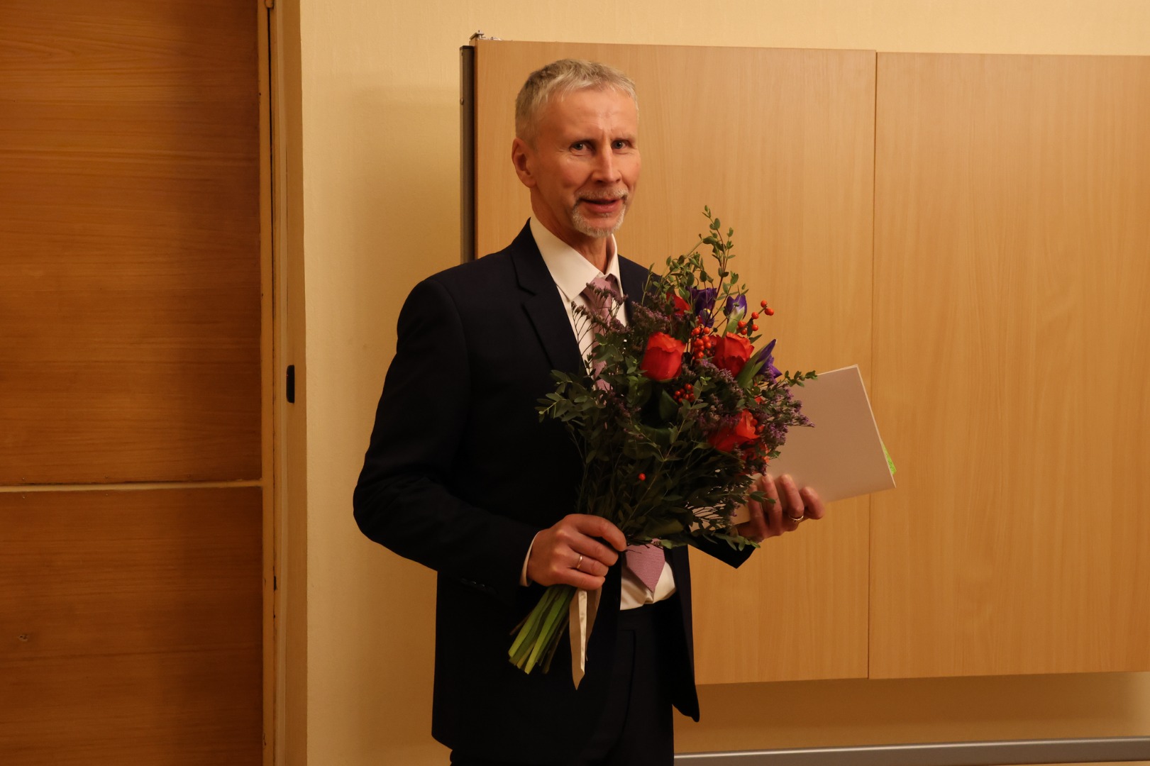 Prokuroram Jurim Ločmelim pasniedz Prokuratūras III pakāpes Goda zīmi 