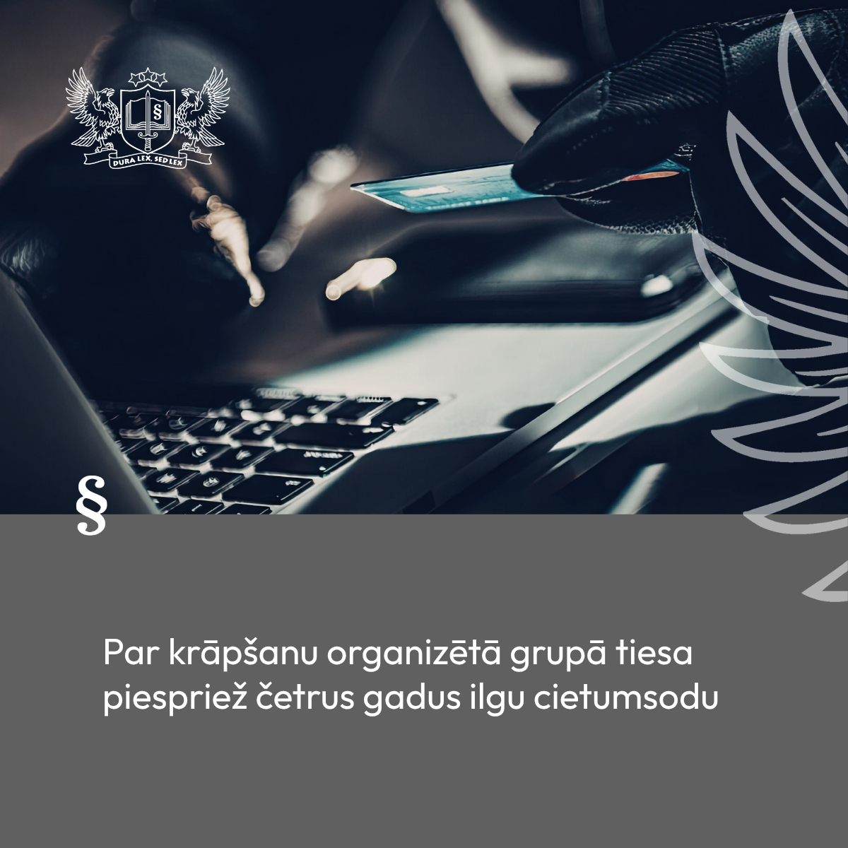 Attēlā aptumšotā vidē redzama datu ievade no maksājumu kartes
