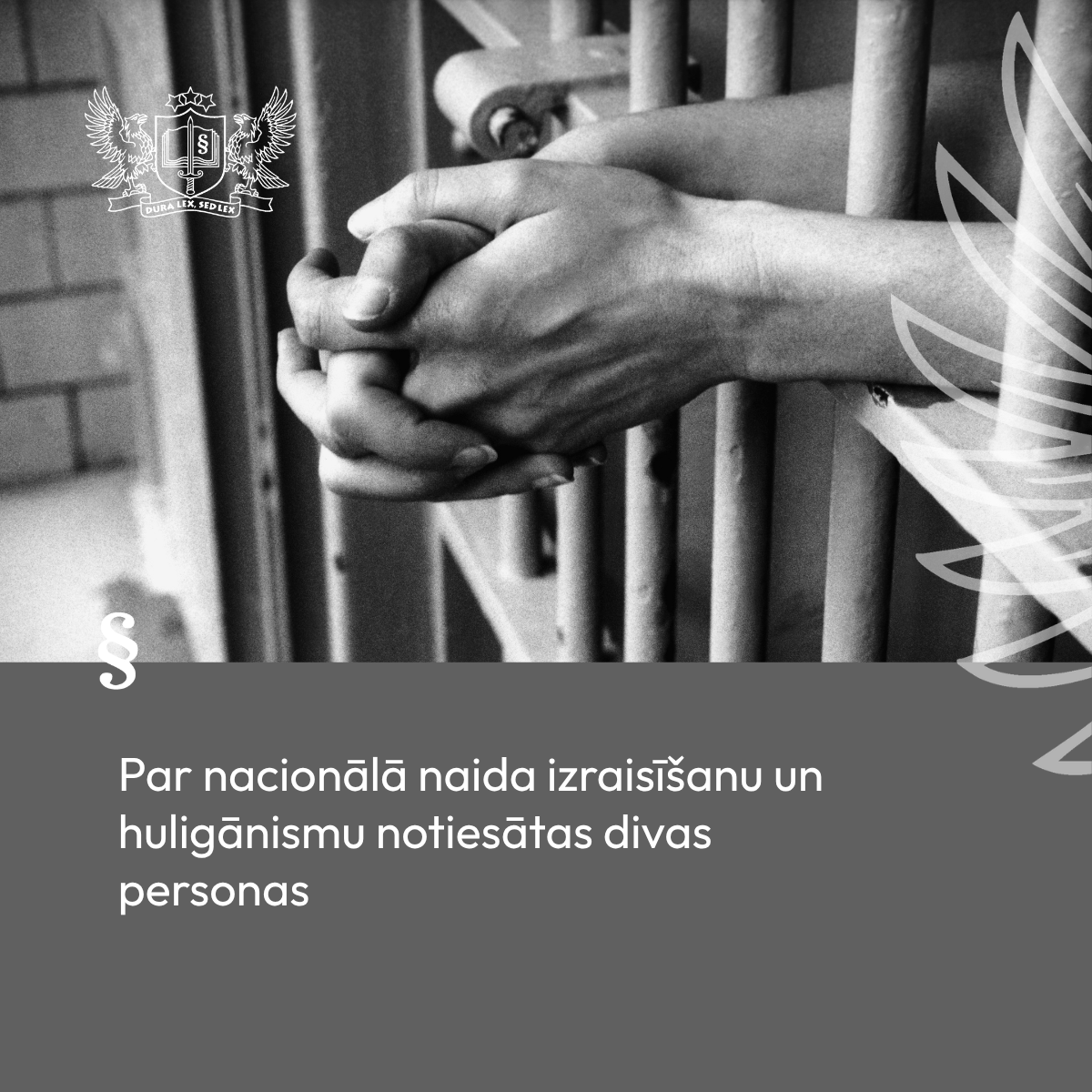 Cilvēk rokas izbāztas caur cietuma restēm