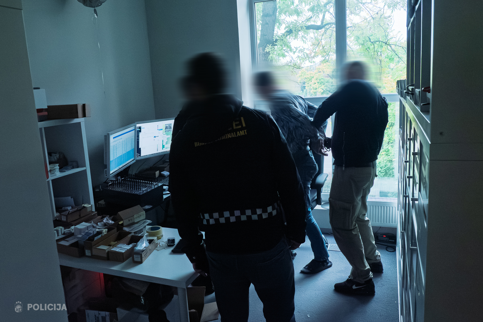 Starptautiskā operācijā “SIMcartel” Valsts policija likvidē IT infrastruktūru, kas izmantota tiešsaistes krāpšanās; aizturēti pieci Latvijas valsts piederīgie